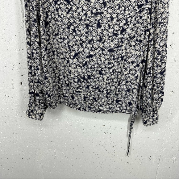 Lucky Brand size Medium Blue Floral Drawstring Bottom Blouse - Picture 3 of 11